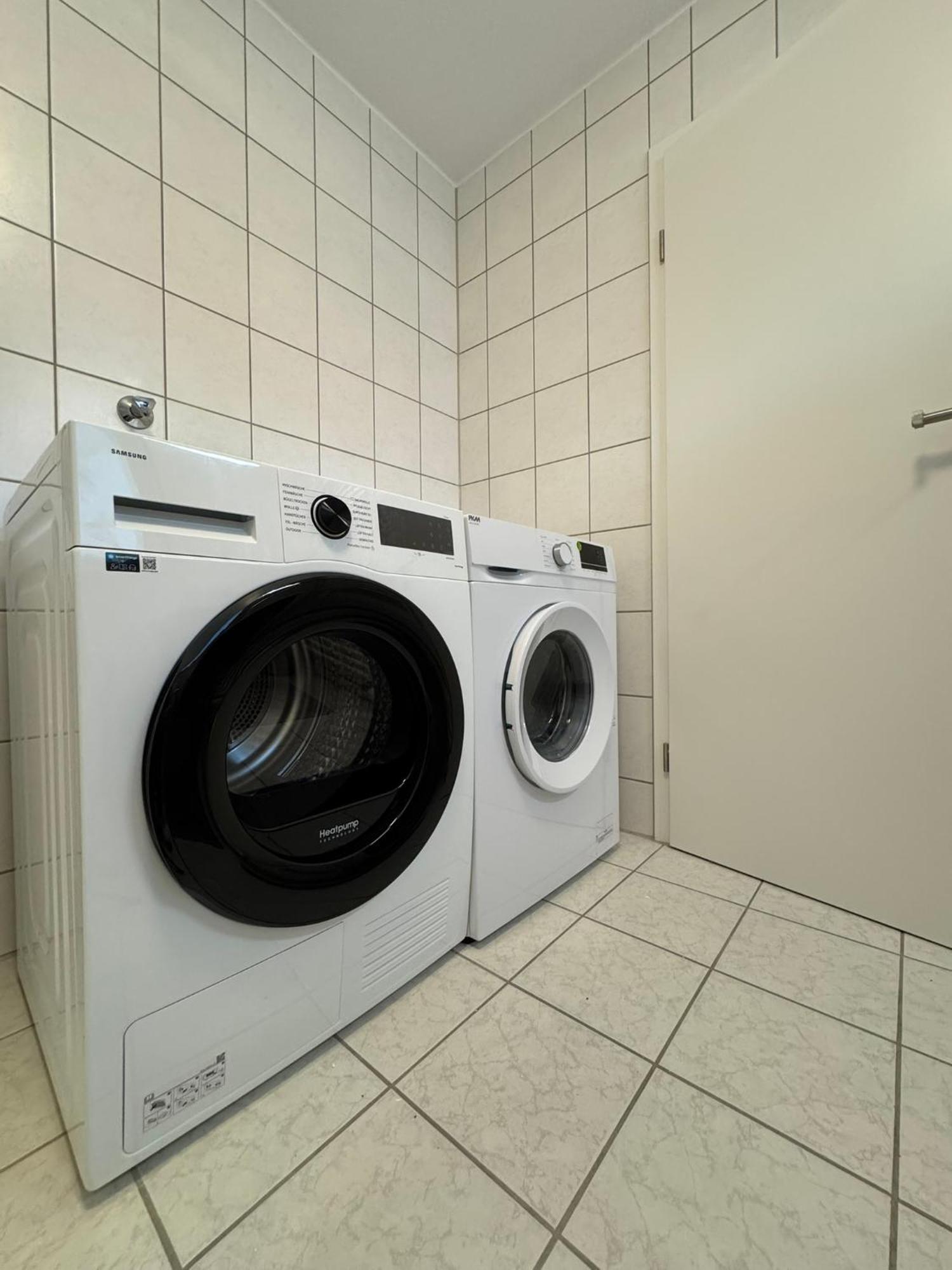 Goldcream Suites - Modern - Netflix - Free Parking Гюнцбург Экстерьер фото